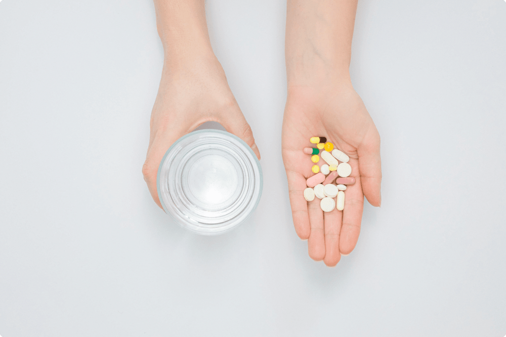 Можно ли пить алкоголь и витамины при приеме антибиотиков, рассказал врач